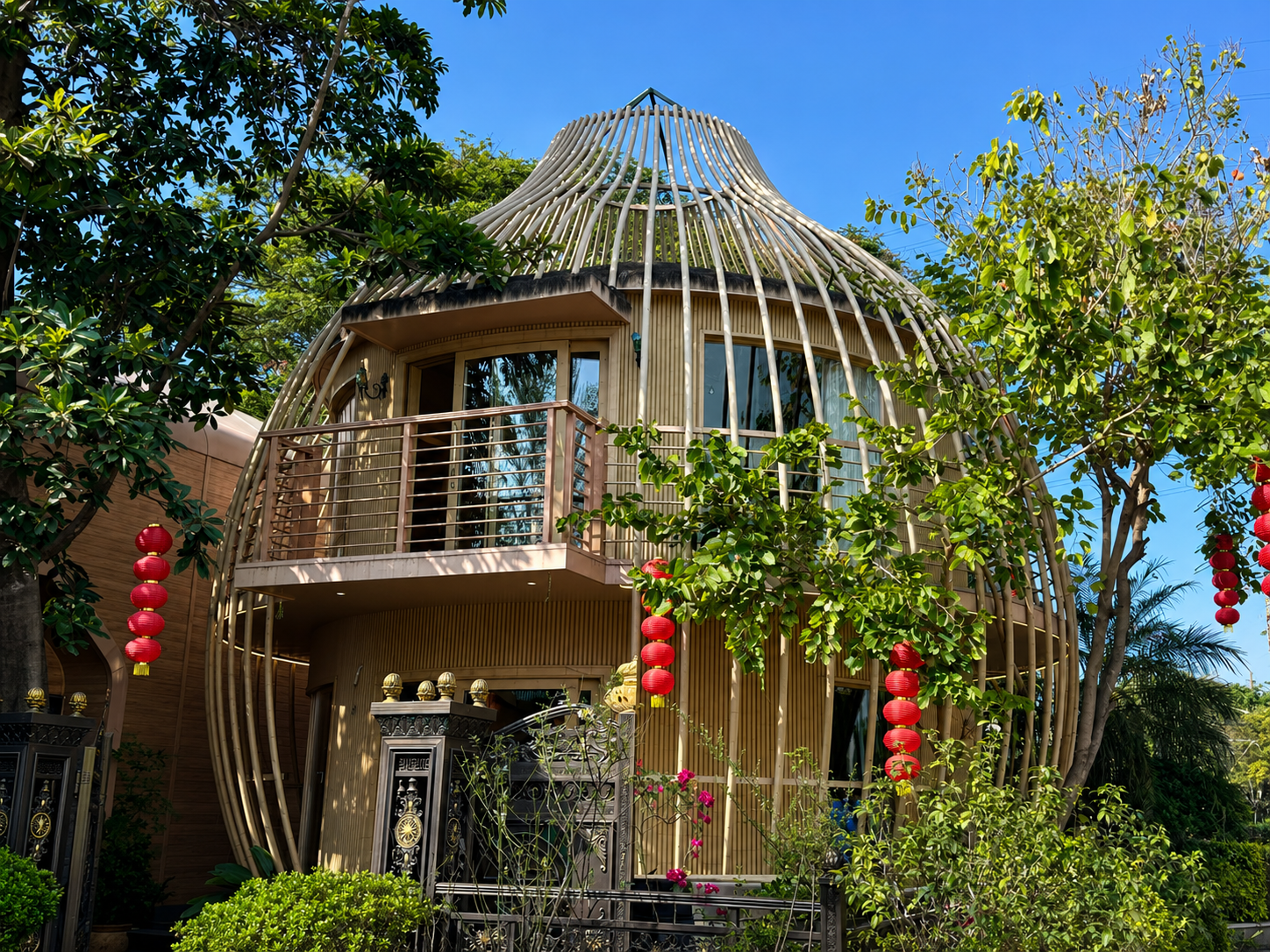 Bird-cage lattice pavilion structure